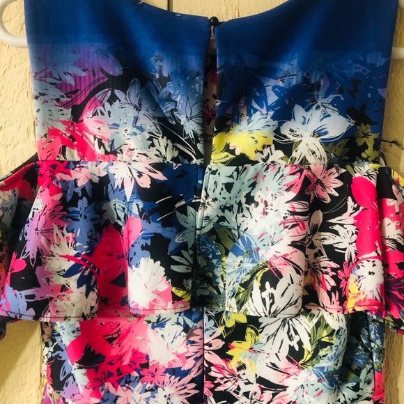 Eci Brand New Cold Shoulder Floral - Picture 8 of 12